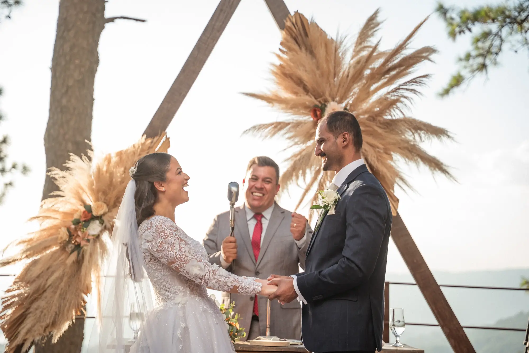 Imagem de fundo - Léo Dias celebrando um casamento